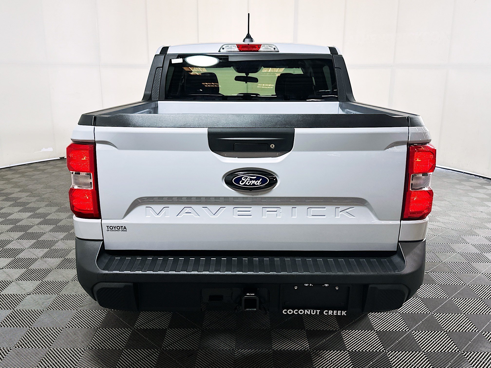 Used 2025 White Metallic Ford XLT image 4