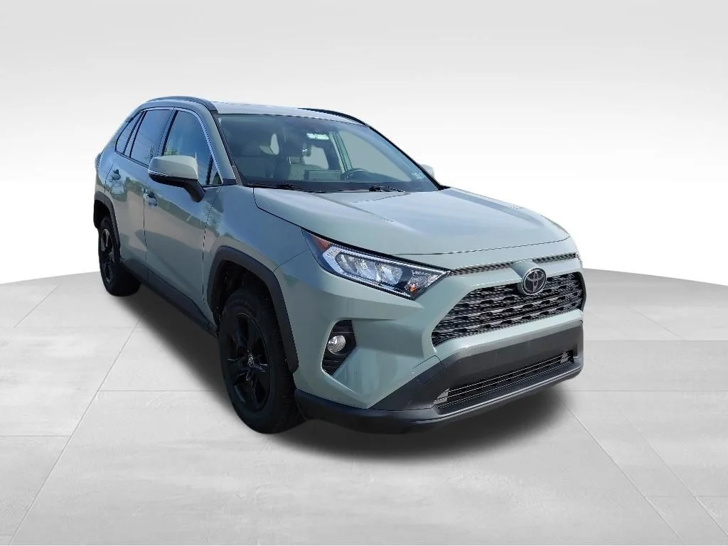 Used 2020  Toyota XLE image 3