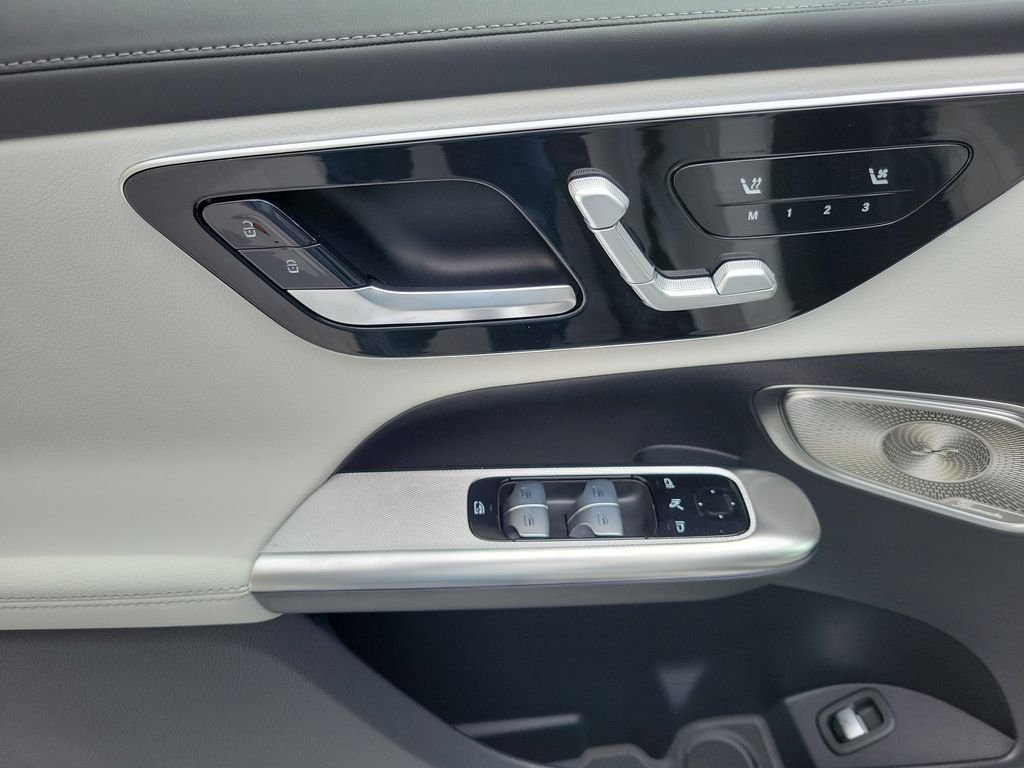 New 2027 MANUFAKTUR Moonlight White Metallic Mercedes-Benz GLC 300 image 17