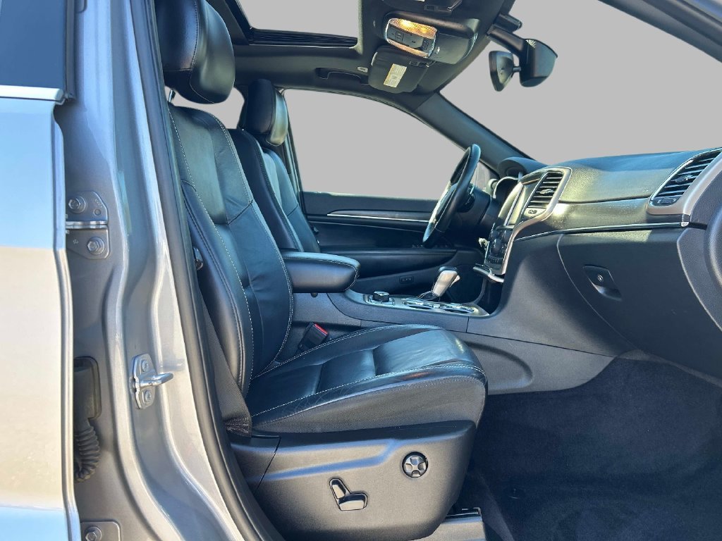 Used 2017 Silver Jeep Limited image 19
