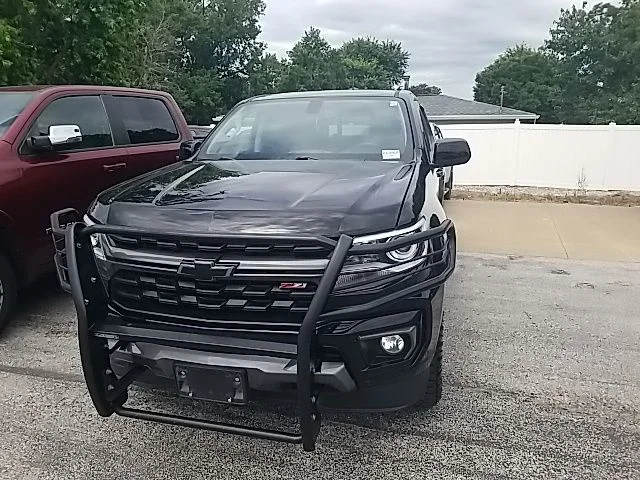 Used 2022 Black Chevrolet Z71 image 11