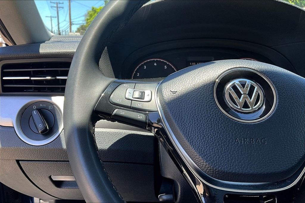 Used 2021  Volkswagen 2.0T SE image 9
