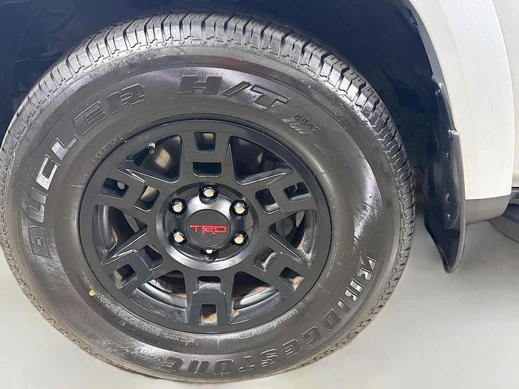 Used 2021 Classic Silver Metallic Toyota Venture image 29