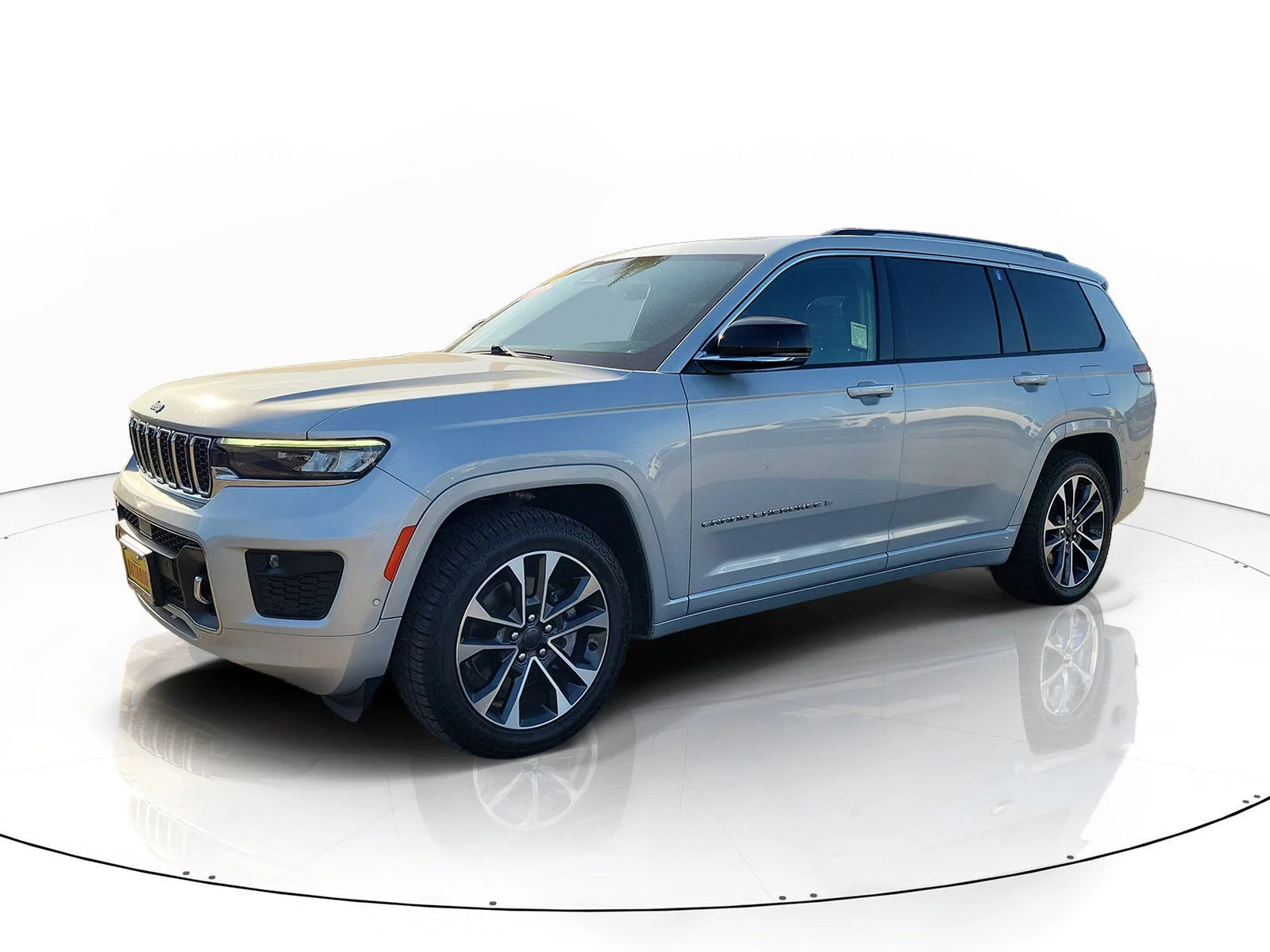 Certified Used 2022 Silver Jeep Overland image 8
