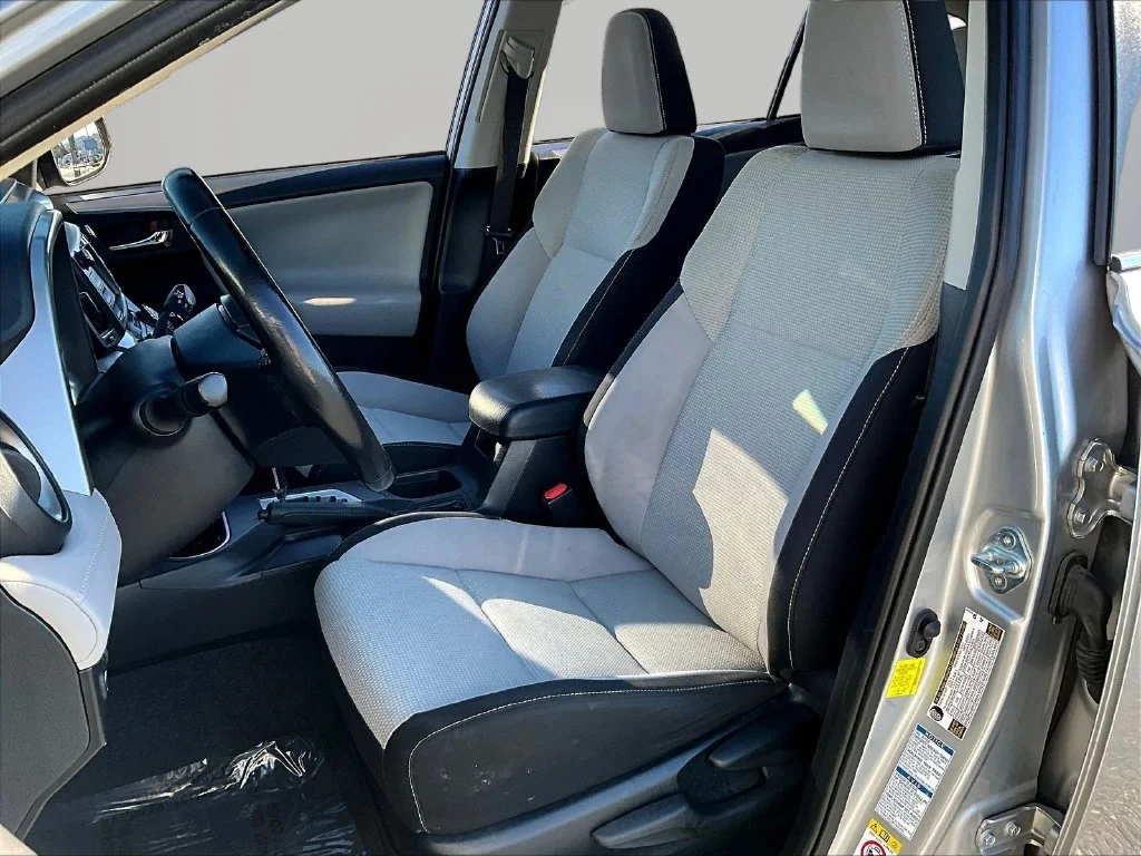 Used 2018 Silver Toyota XLE image 22