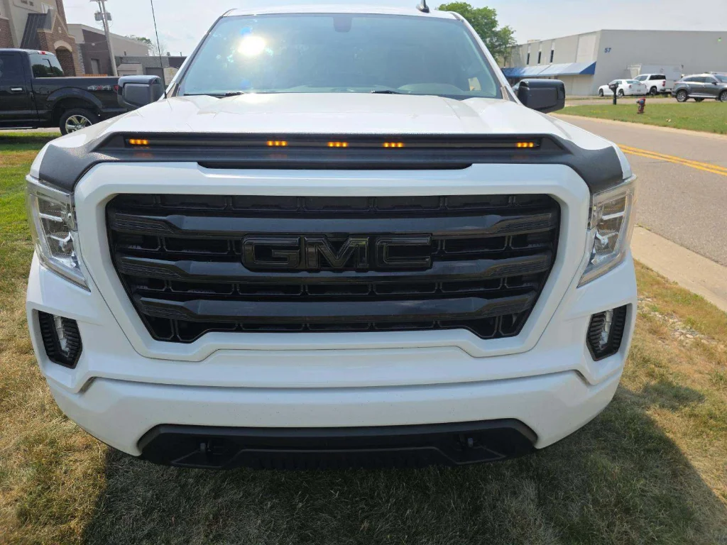 Used 2019 Summit White GMC Elevation image 3