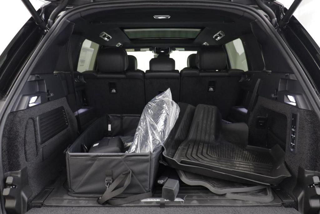 New 2026 Santorini Black LAND ROVER SE 7 Seats image 19