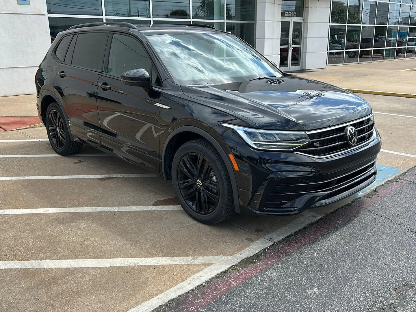 Used 2022  Volkswagen SE R-Line Black image 3