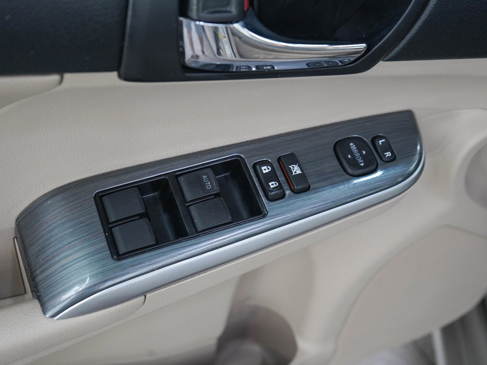 Used 2014 Creme Brulee Mica Toyota 4dr Sdn XLE (Natl) *Ltd Avail* image 19