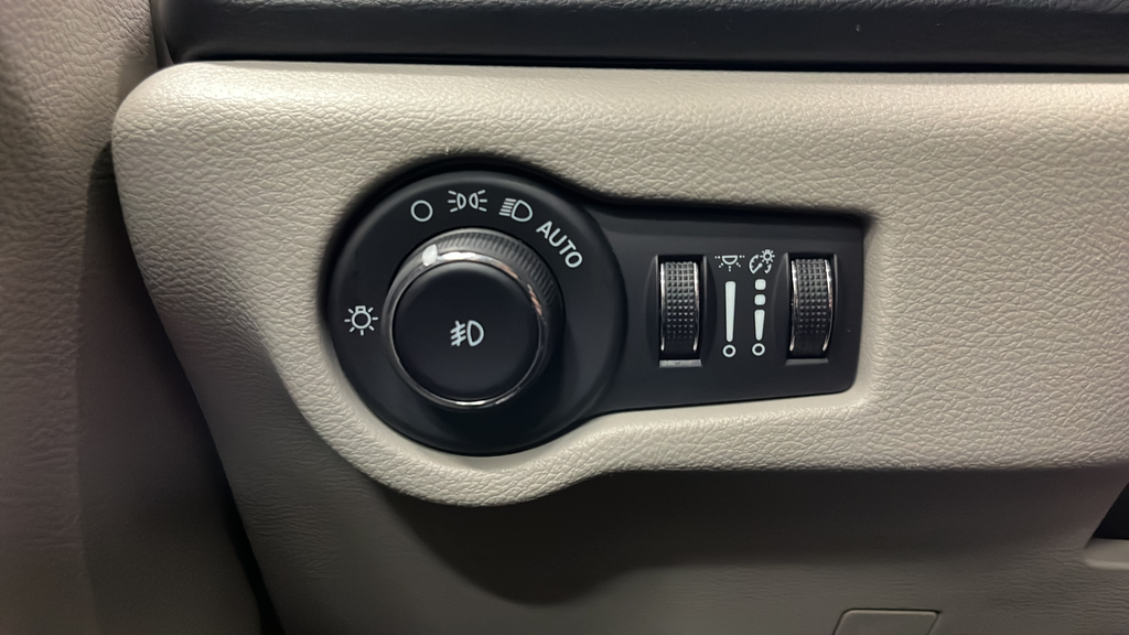 Used 2024 Silver Mist Clearcoat Chrysler Touring L image 32