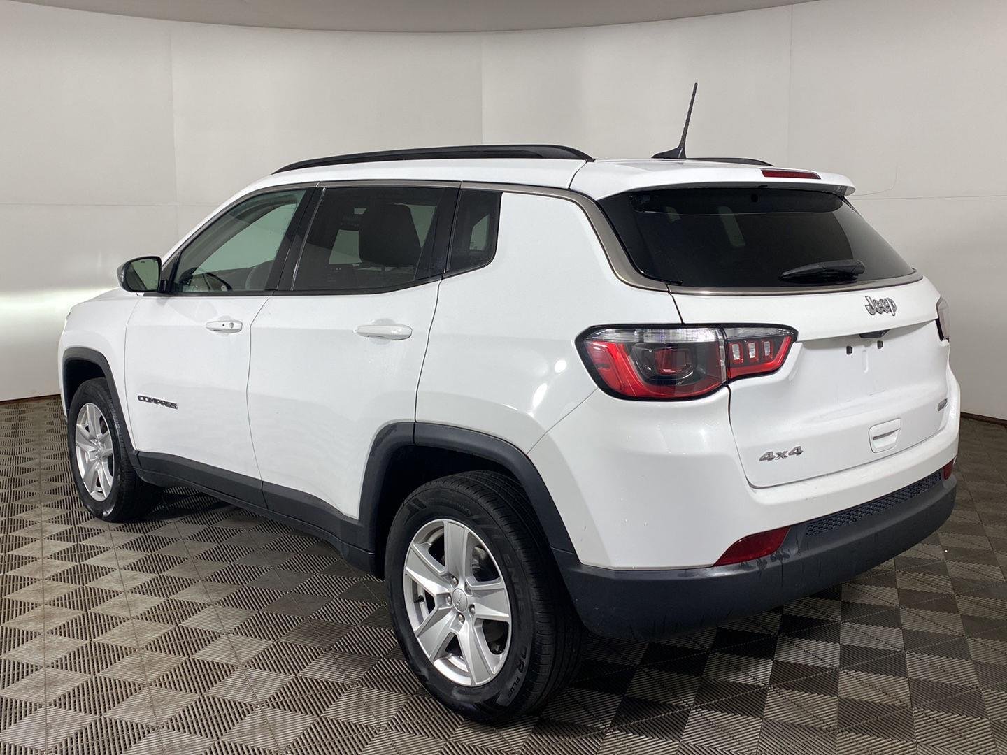 Used 2022 Bright White Clearcoat Jeep Latitude image 4