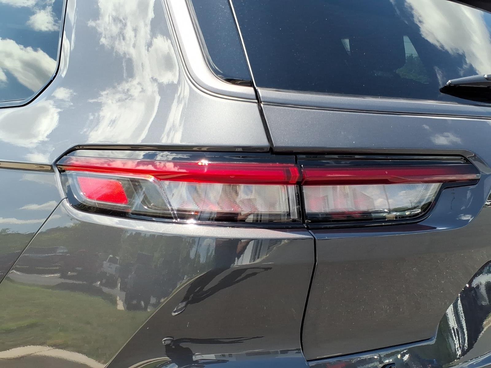 New 2026 Baltic Gray Metallic Clear-Coat Exterior Paint Jeep Laredo Altitude image 18