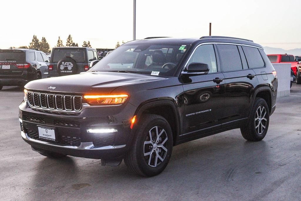 Used 2024 Diamond Black Jeep Limited image 4