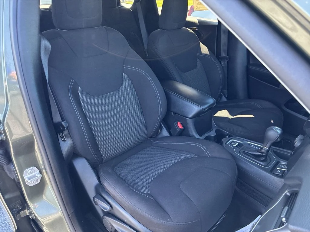 Used 2020 Green Jeep Latitude image 21