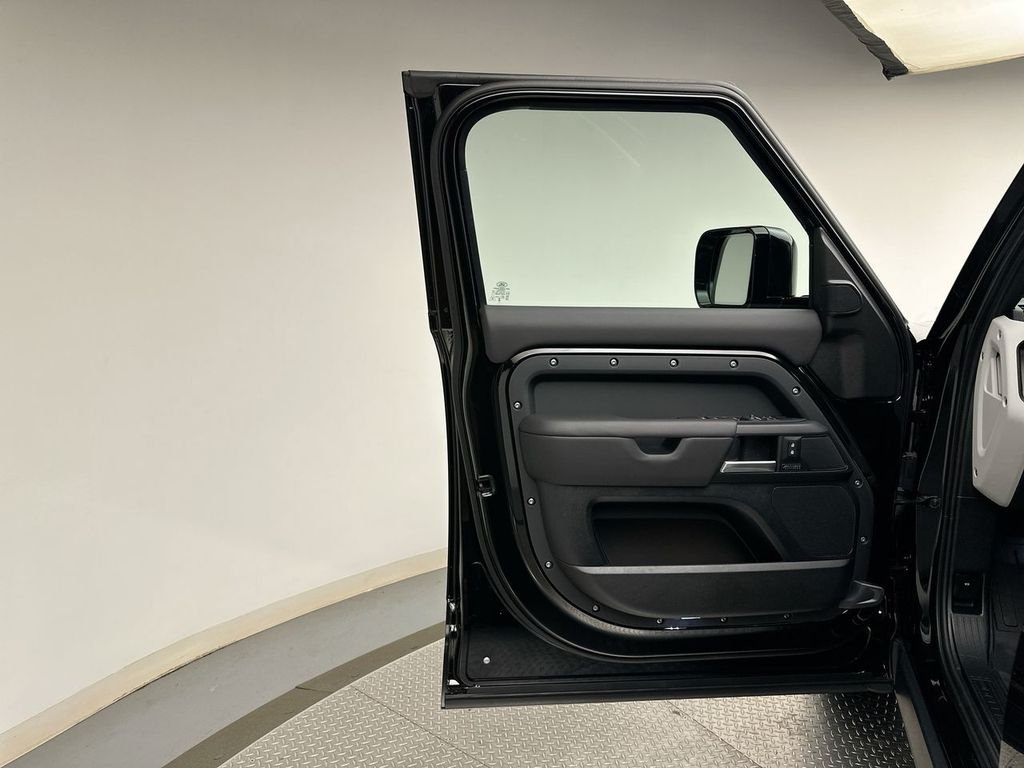 New 2026 Santorini Black Metallic Land Rover X-Dynamic SE image 9