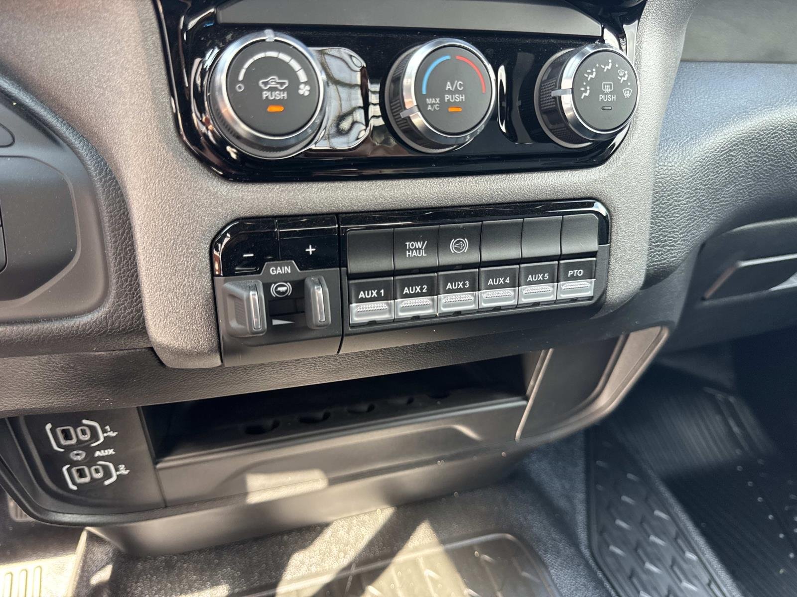 2026 RAM 3500 Chassis Tradesman - Photo 10
