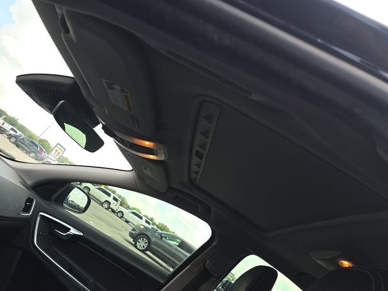 Used 2018 Onyx Black Metallic Volvo Dynamic image 14