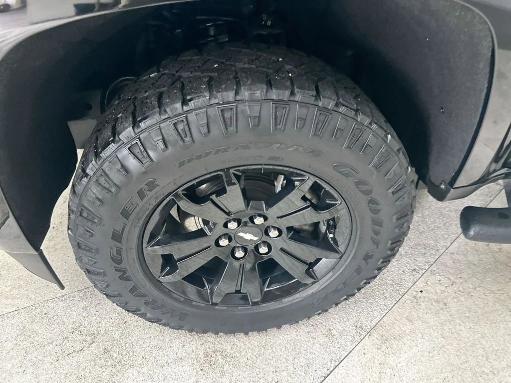 Used 2022 Black Chevrolet Z71 image 14