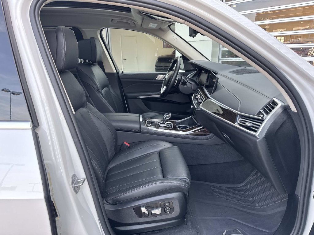 Used 2019 White Metallic BMW xDrive40i image 9