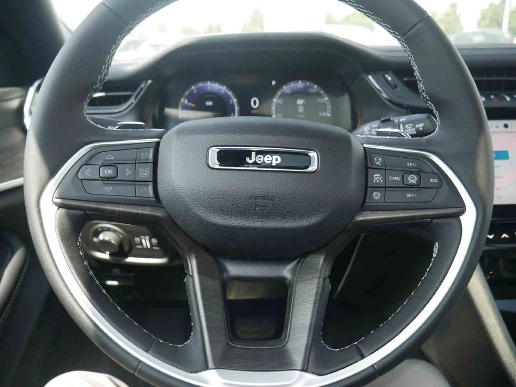 New 2026 Bright White Clear-Coat Exterior Paint Jeep Laredo image 34