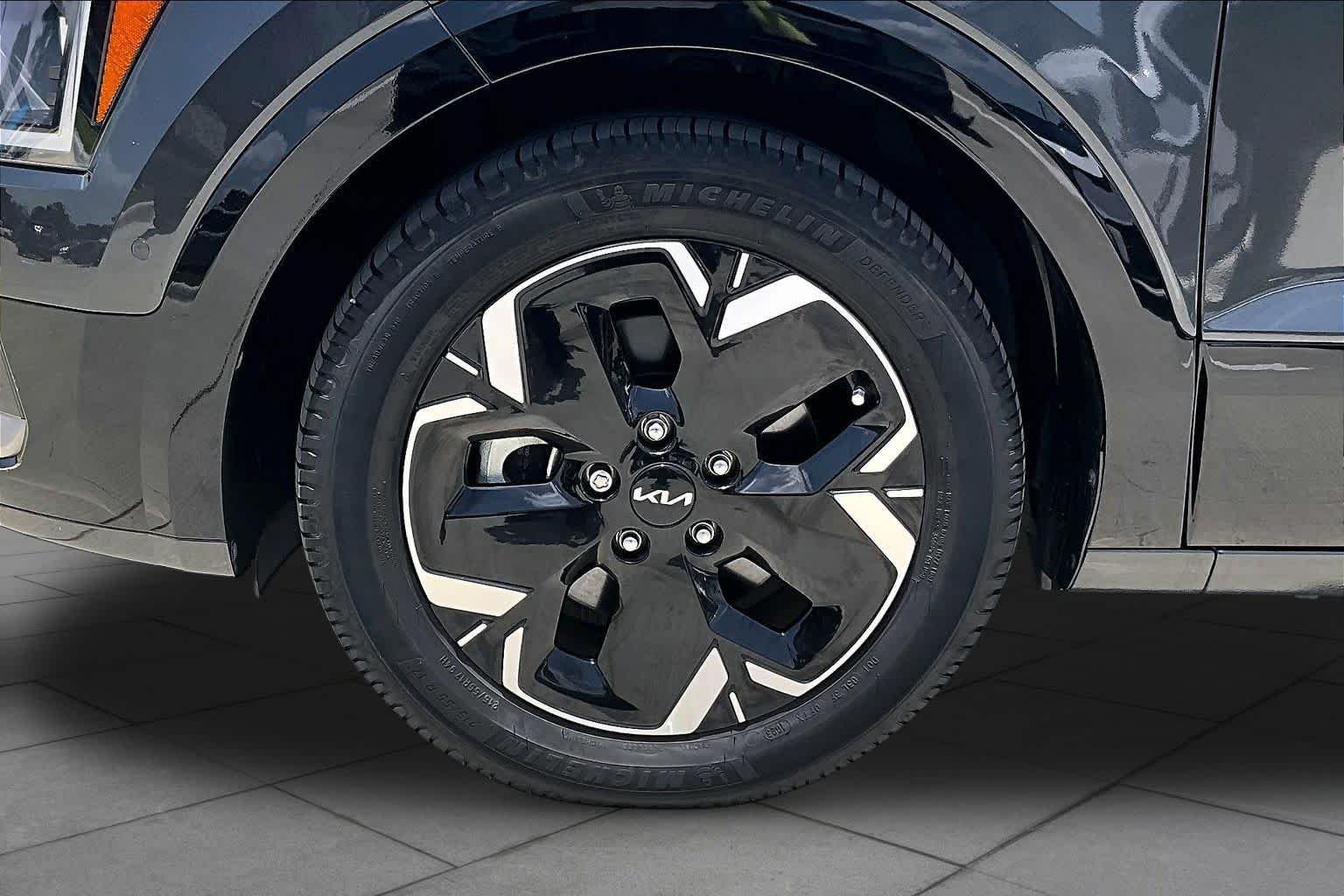 Certified Used 2023 Graphite Gray Kia Wave image 9
