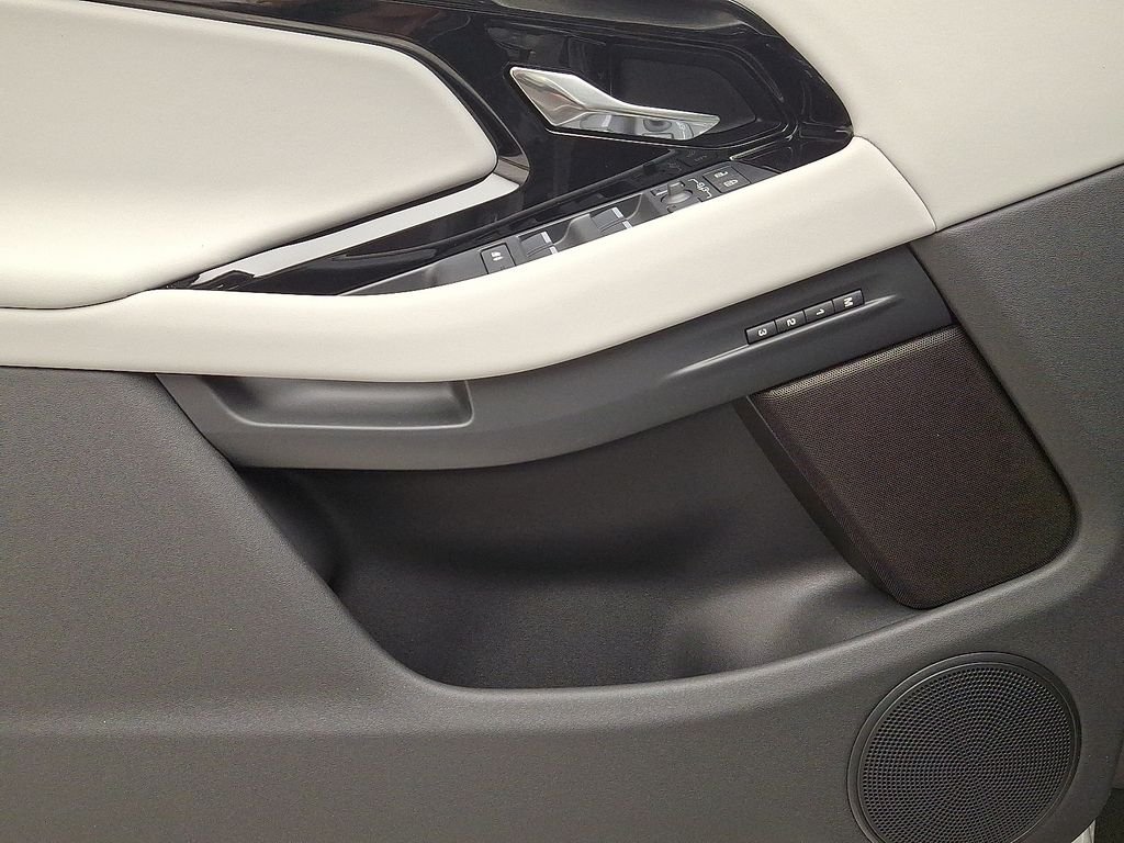 New 2026 Seoul Pearl Silver Land Rover S image 9