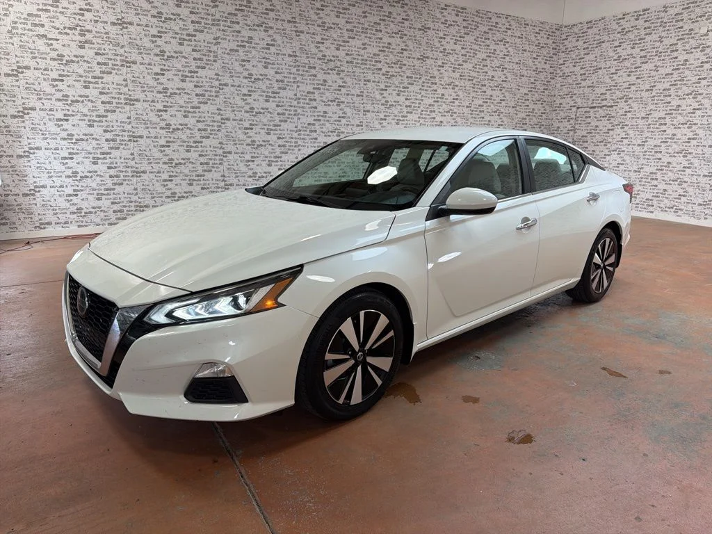 Used 2021 White Nissan 2.5 SV image 3