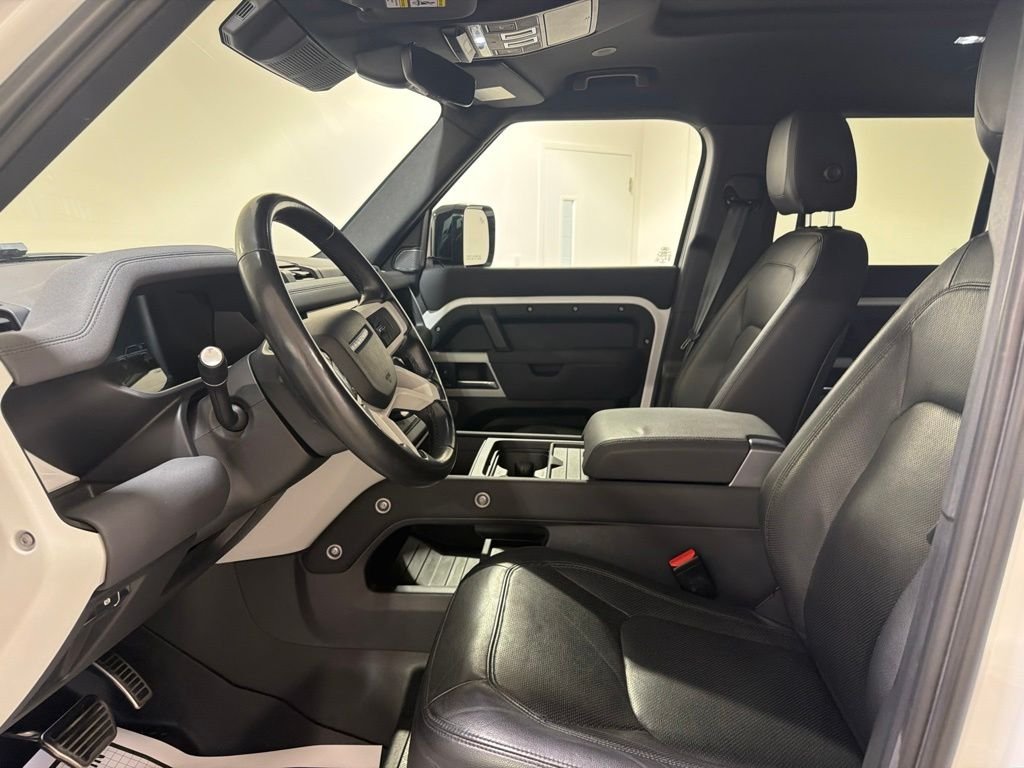 Used 2023 White Land Rover SE image 11