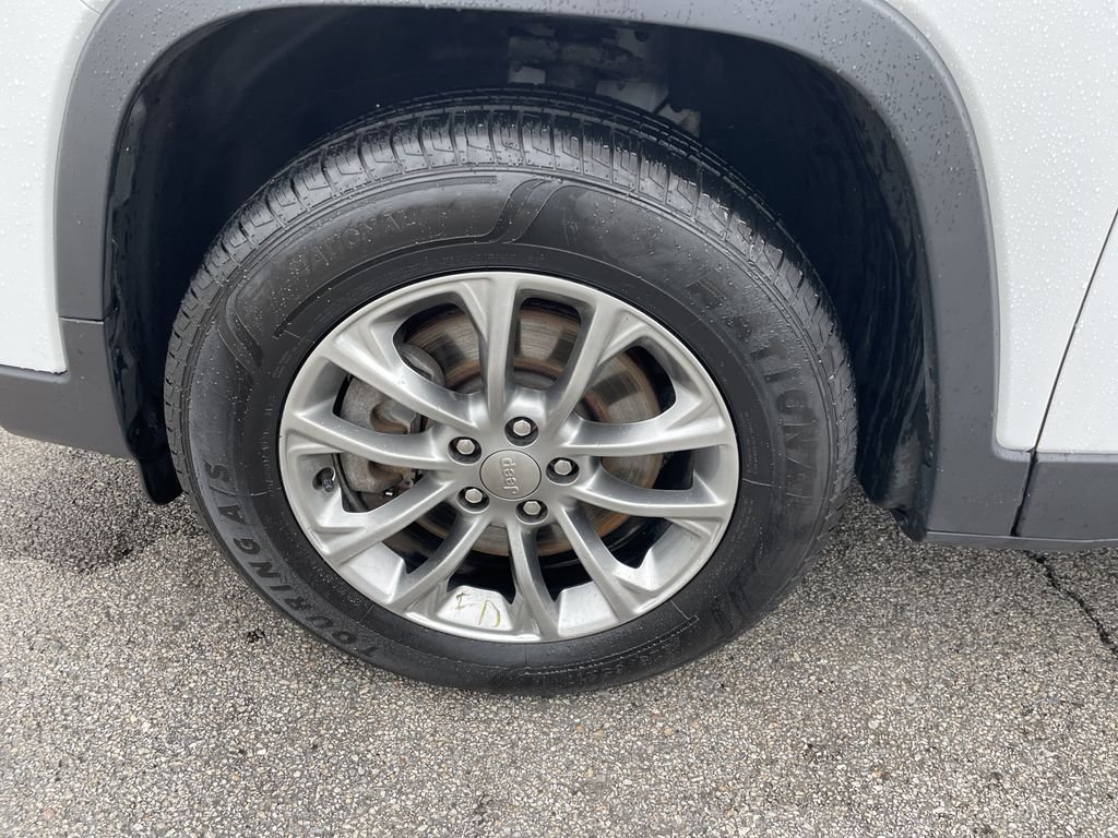 Certified Used 2019 White Jeep Latitude Plus image 9