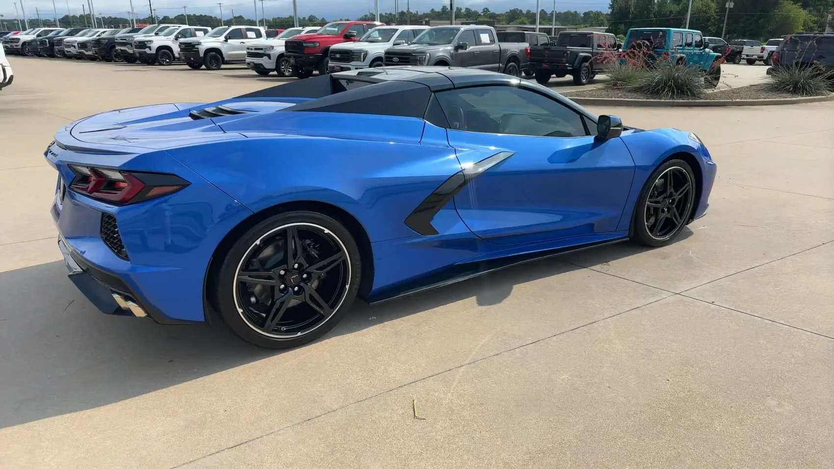 Used 2022 Elkhart Lake Blue Metallic Chevrolet 3LT image 9