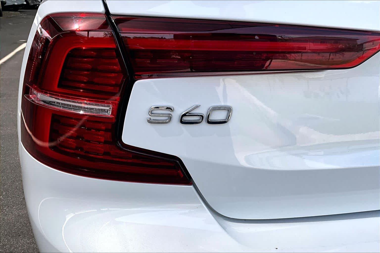 Used 2022 Crystal White Metallic Volvo Momentum image 10