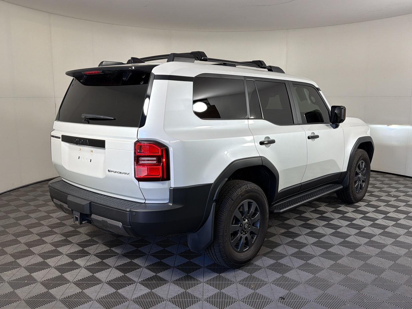 Used 2024 Wind Chill Pearl Toyota Base image 5