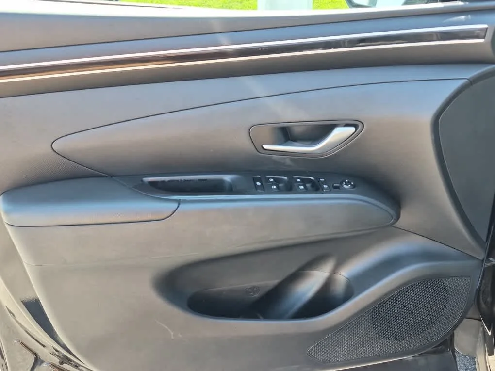 Used 2022 Phantom Black Hyundai SEL image 9