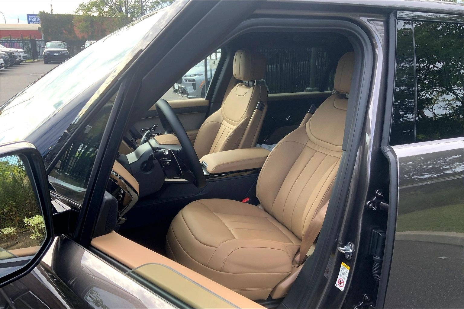 New 2027 Charente Grey Land Rover SE image 9
