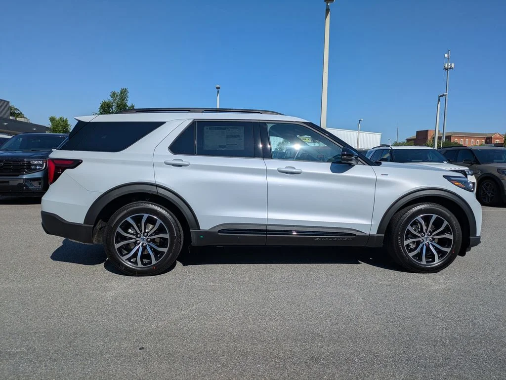 New 2026 Space White Metallic Ford ST-Line image 3