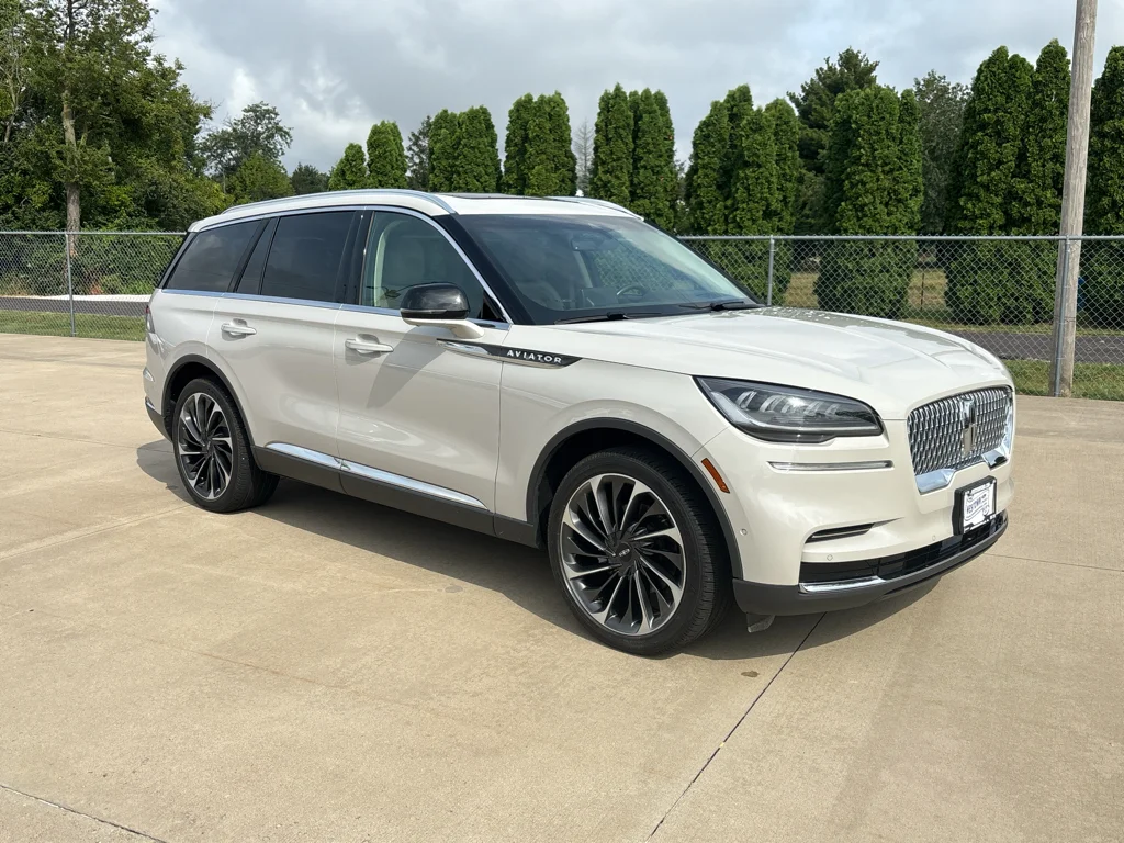 Used 2022 Ceramic Pearl Metallic Lincoln Reserve image 2