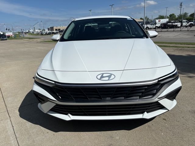 New 2026 White Hyundai SE image 4
