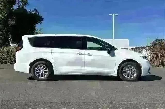 New 2026 Bright White Clear-Coat Exterior Paint Chrysler  image 3