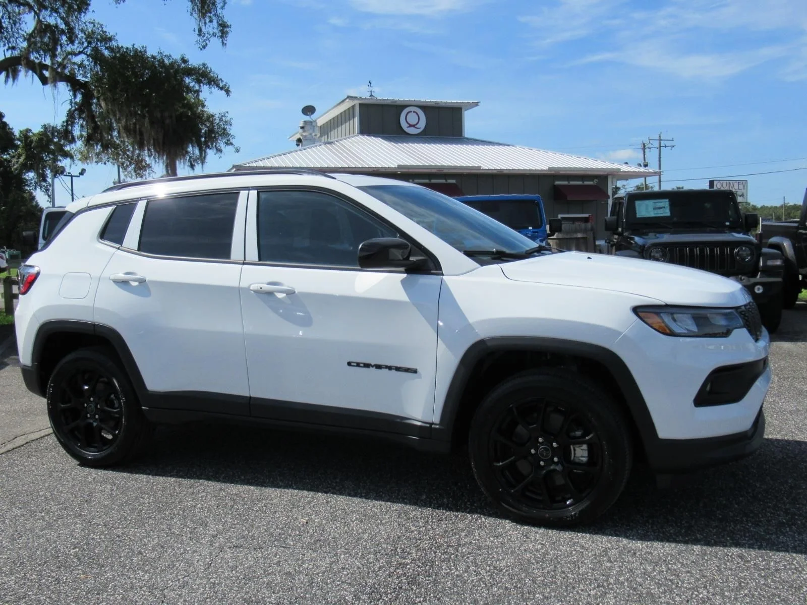 New 2026 Bright White Clearcoat Jeep Latitude Altitude image 2