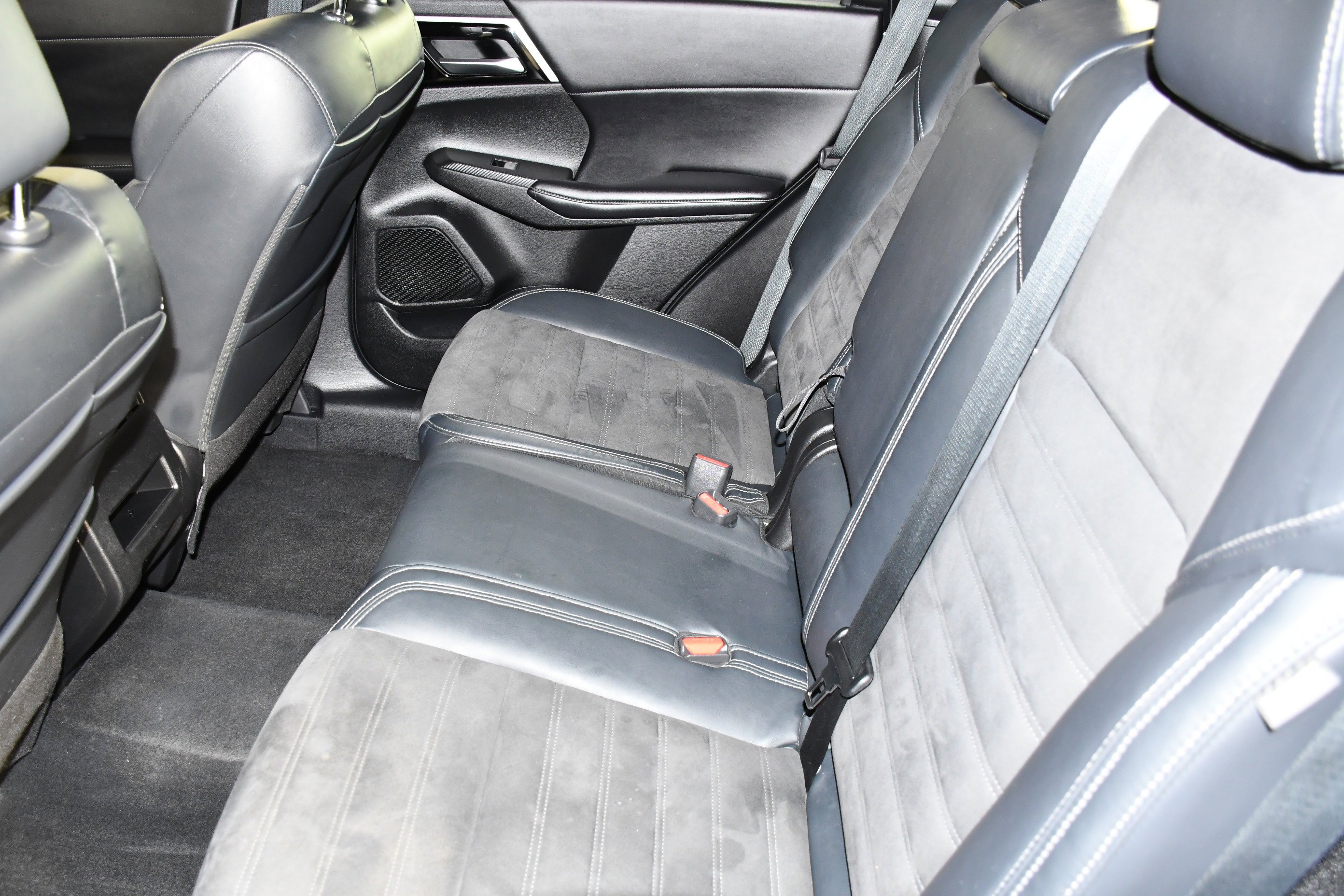 Certified Used 2022 White Diamond Mitsubishi SE image 47