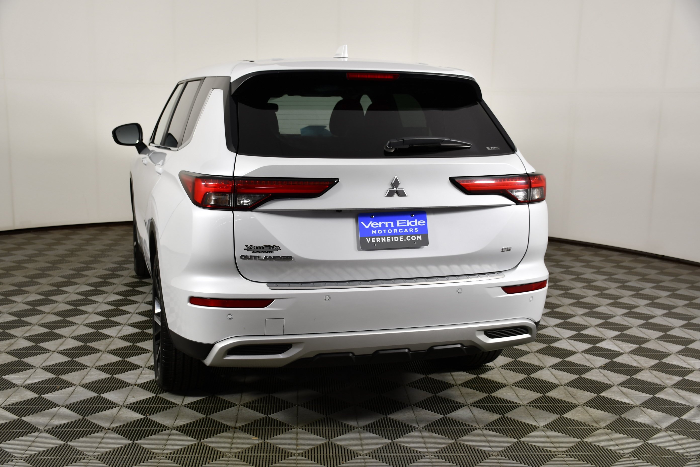Certified Used 2024 White Diamond Mitsubishi SE image 7