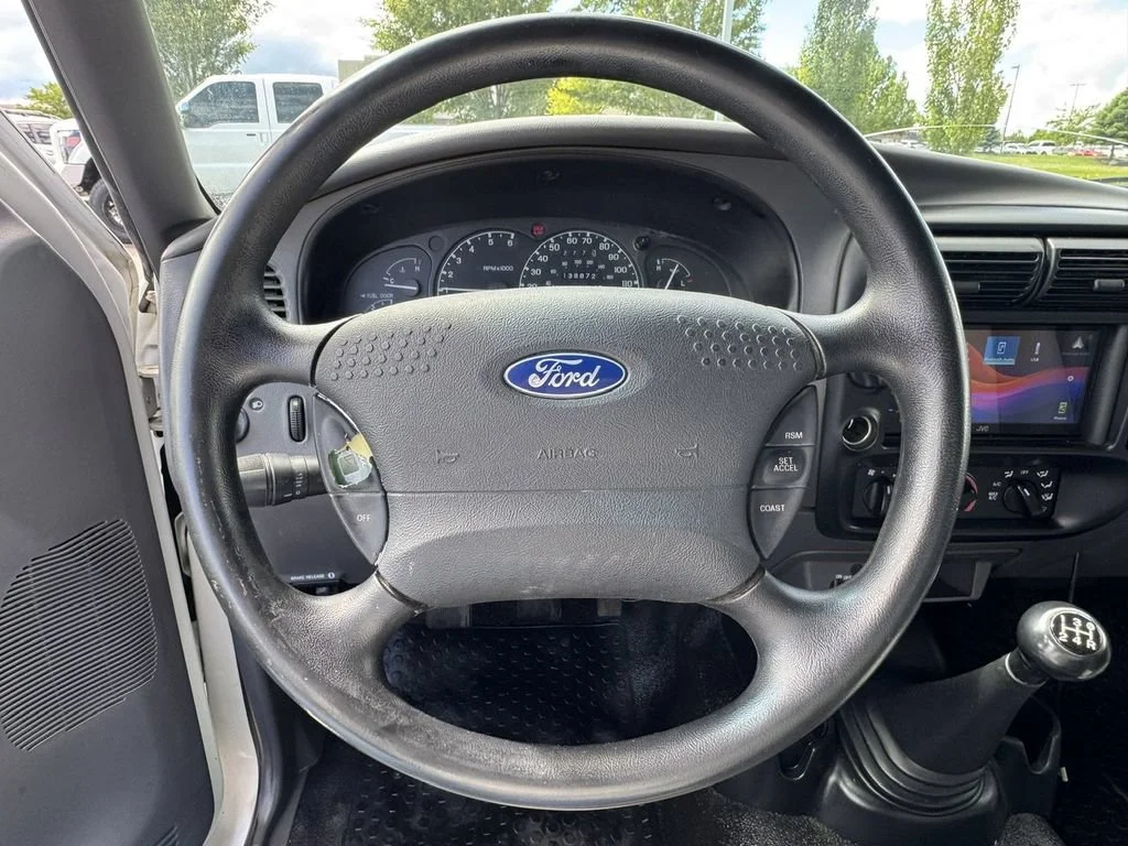 Used 2001 White Ford  image 26