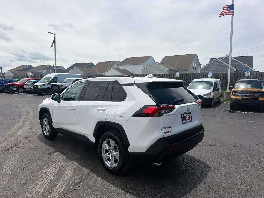 Used 2019 White Toyota XLE image 5