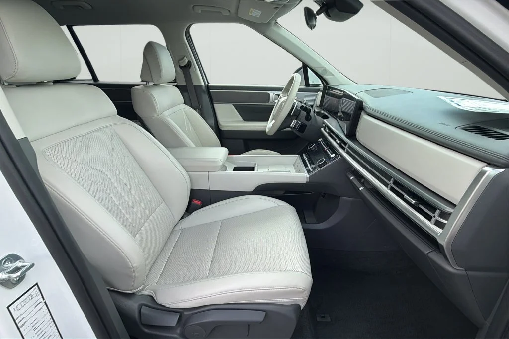 Used 2025 White Hyundai SEL image 15