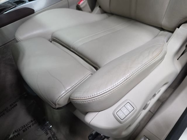 Used 2014 Silver Cadillac Luxury image 27