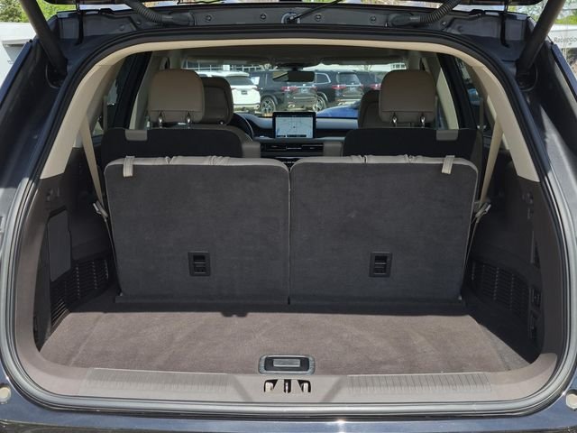 Used 2020 Black Metallic Lincoln Grand Touring image 9