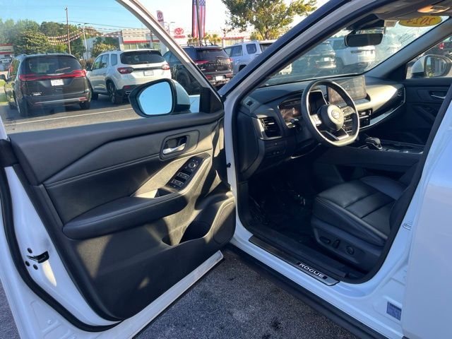 Used 2024 White Nissan SL image 4