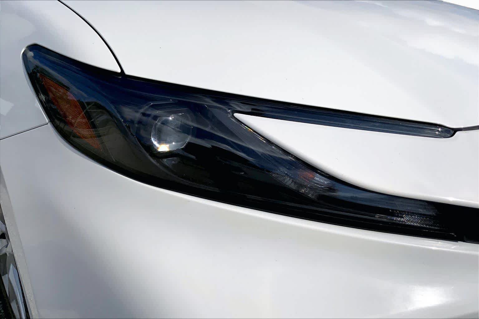 Used 2025 Ice Cap Toyota LE image 27