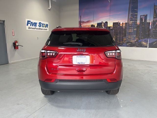 New 2026 Red Hot Pearl-Coat Exterior Paint Jeep Latitude image 23