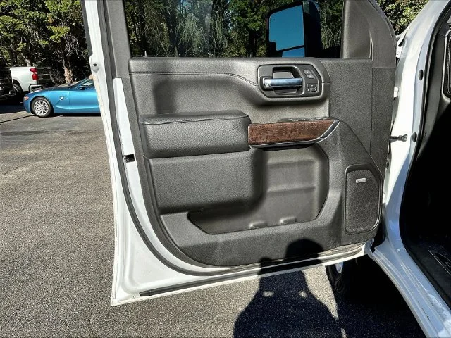 Used 2022 White GMC Denali image 5